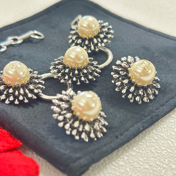 Authentic RareCarolina Herrera Flower Pearl Prata bracelet and earrings/designer - Picture 4 of 9